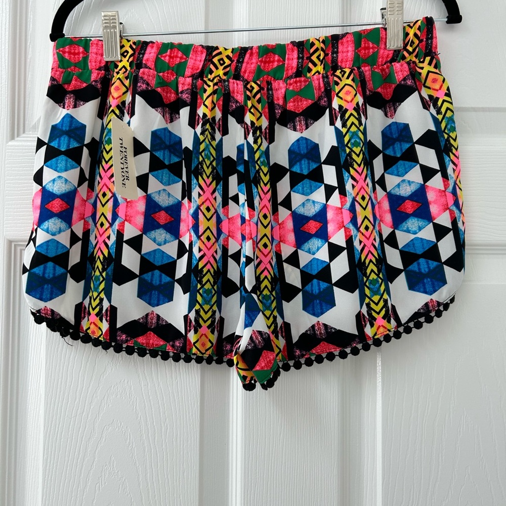 NWT Forever 21 shorts. Size large. Gorgeous patterned shorts ! - Picture 5 of 12